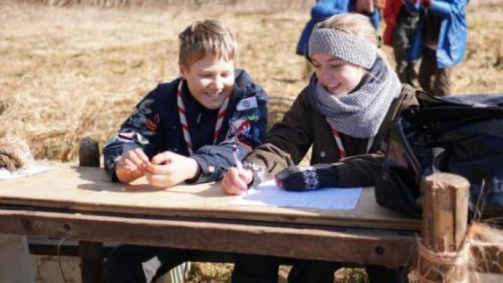 Spejdere der arbejder i patrulje